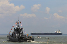 Členovia venezuelskej pobrežnej stráže vykonávajú zvýšenú bezpečnostnú hliadku na jazere Maracaibo uprostred rastúceho napätia medzi Venezuelou a USA. FOTO: Reuters