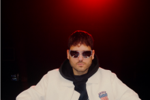 Známy spevák oznámil zásnuby.