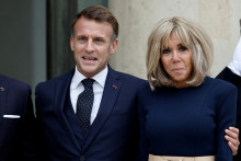 Francúzsky prezident Emmanuel Macron s manželkou Brigitte Macronovou. FOTO: REUTERS