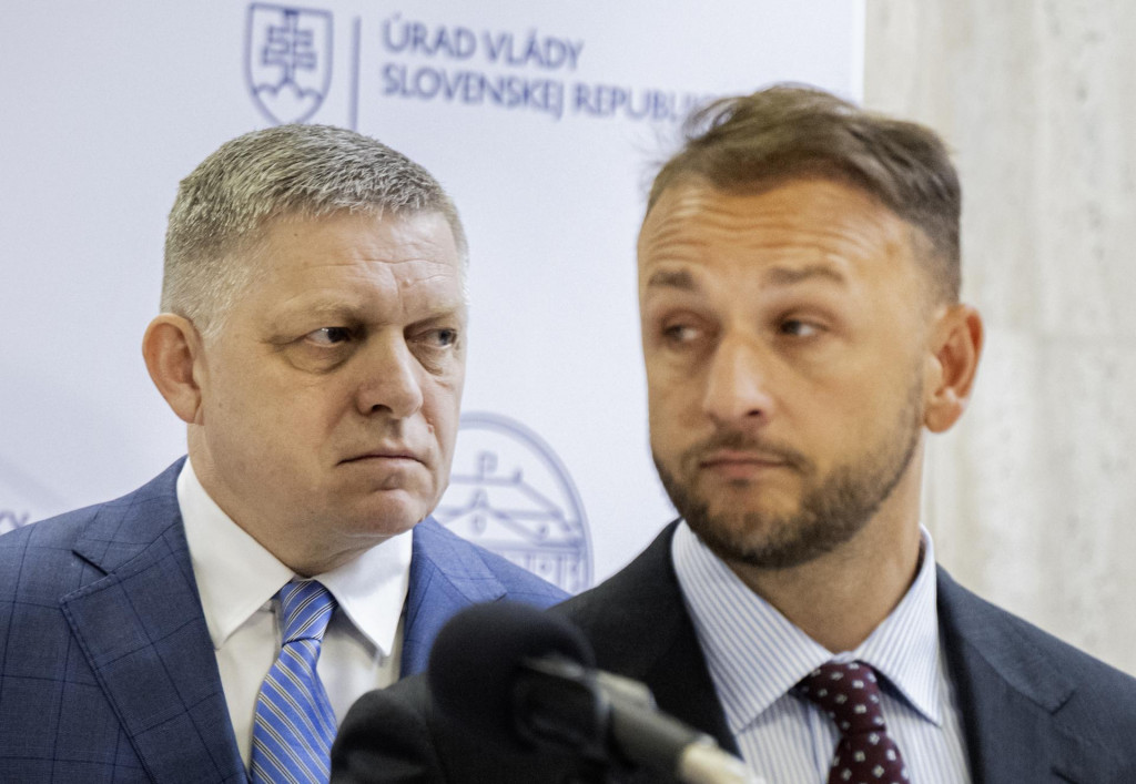 Premiér a predseda Smeru Robert Fico a minister vnútra a predseda Hlasu Matúš Šutaj Eštok. FOTO: TASR/Martin Baumann