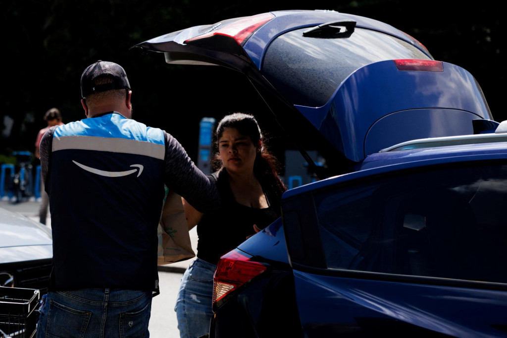 Nových pracovných miest v Amerike ubúda. Na snímke podáva nákup do auta zákazníkovi asistent vo Whole Foods Market vo Philadelphii. FOTO: REUTERS