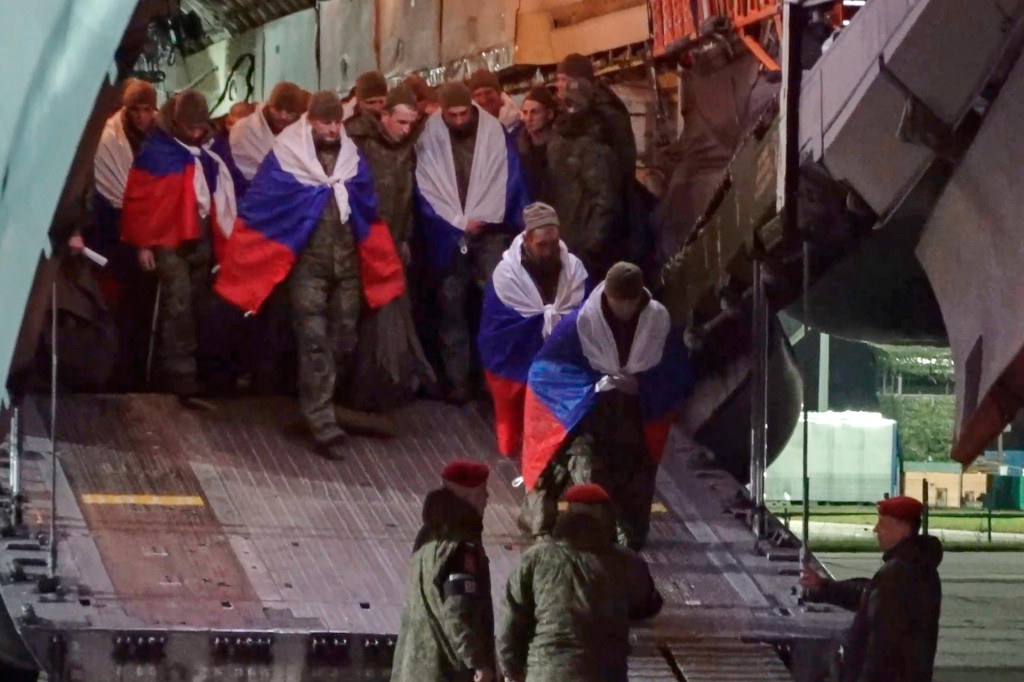 Ruskí vojaci po návrate zo zajatia počas výmeny vojnových zajatcov medzi Ruskom a Ukrajinou na letisku neďaleko Moskvy vo štvrtok 2. októbra 2025. FOTO: TASR/AP