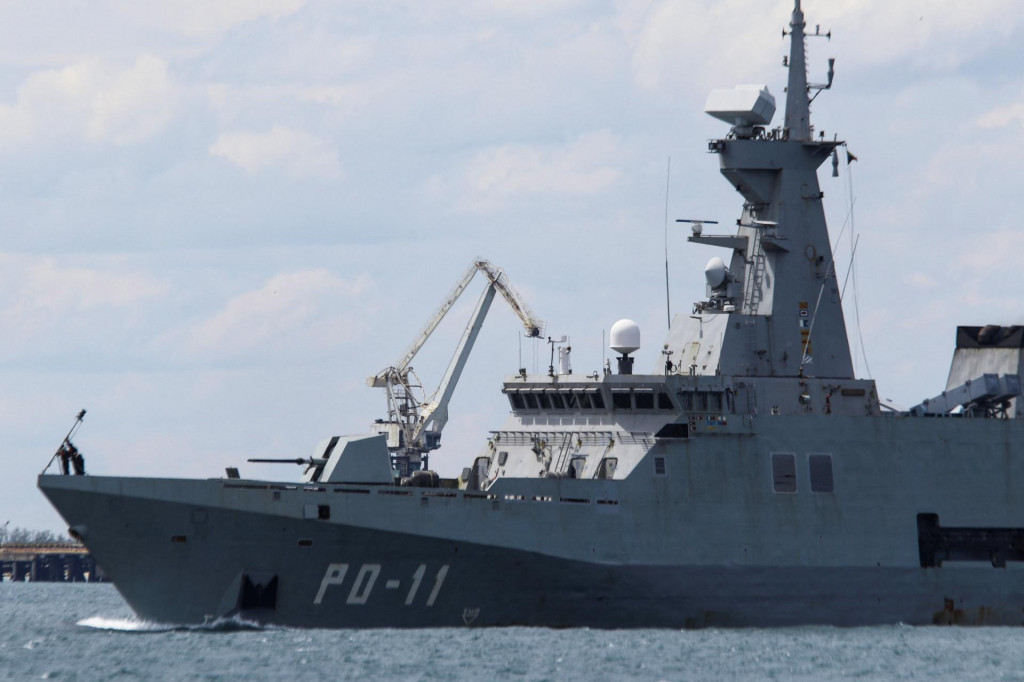 Hliadková loď venezuelského námorníctva sa plaví pri pobreží Karibiku. FOTO: Reuters