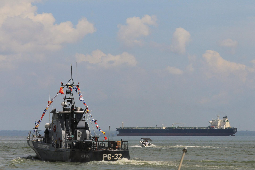 Členovia venezuelskej pobrežnej stráže vykonávajú zvýšenú bezpečnostnú hliadku na jazere Maracaibo uprostred rastúceho napätia medzi Venezuelou a USA. FOTO: Reuters