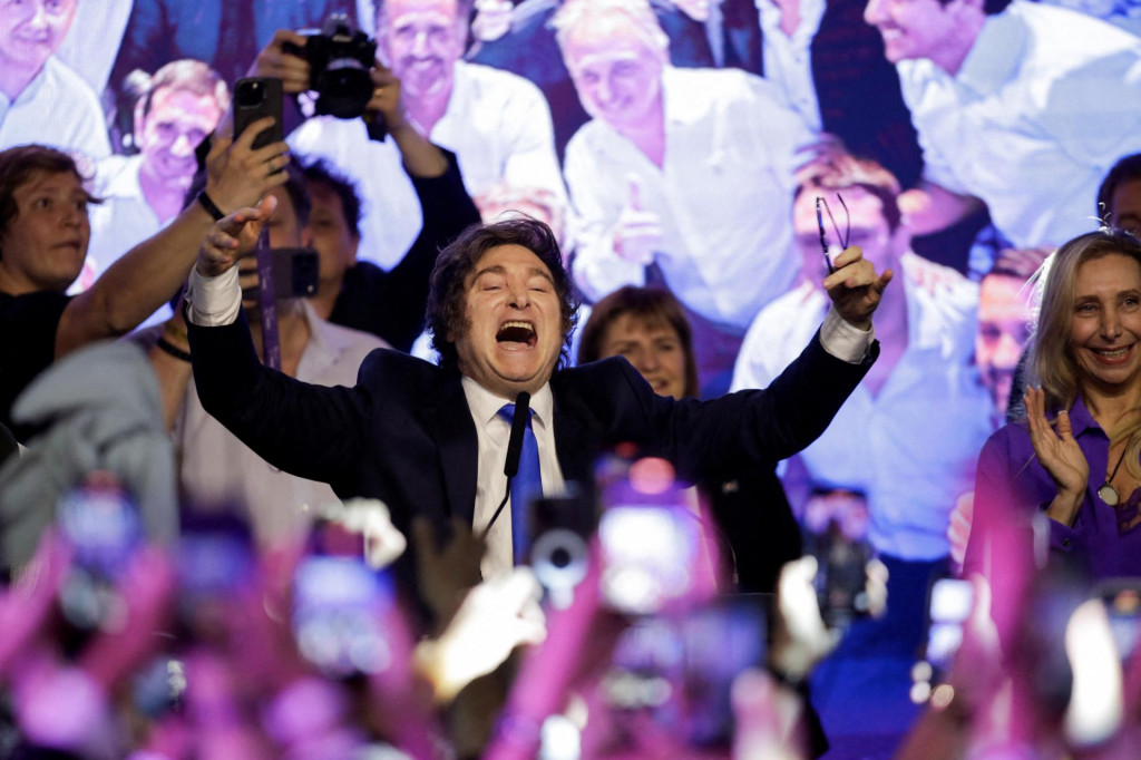 Argentínsky prezident Javier Milei oslavuje víťazstvo strany La Libertad Avanza. FOTO: Reuters