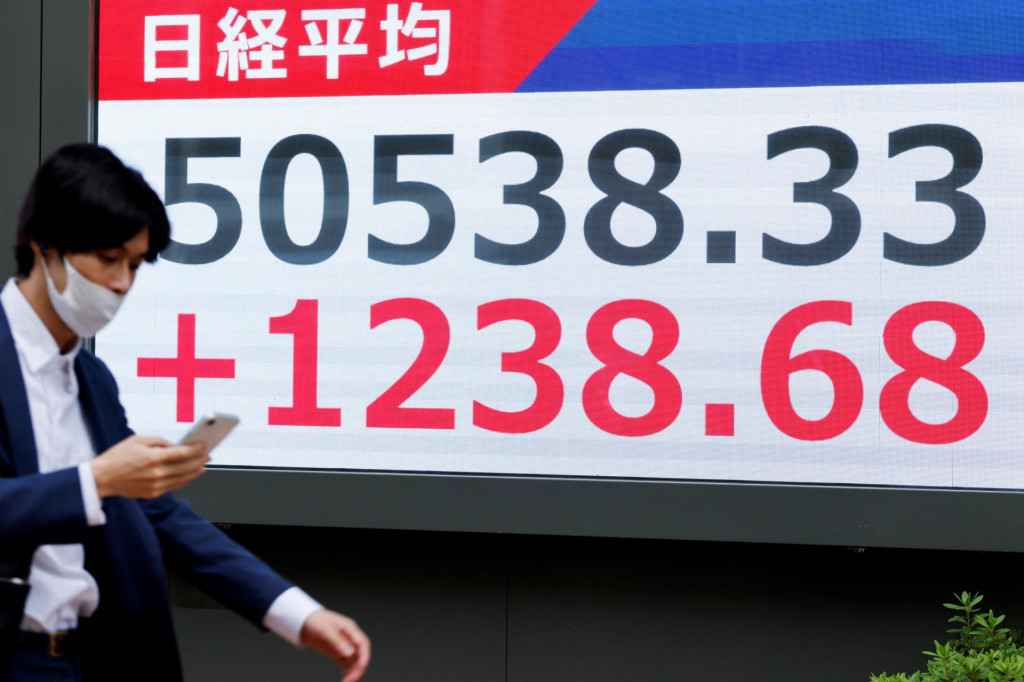 ”Rast indexu Nikkei podporilo očakávania ohľadom novej administratívy, ktorej politika je zameraná na podporu hospodárskeho rastu,” uviedol podľa agentúry Reuters analytik Hirojuki Ueno. FOTO: REUTERS