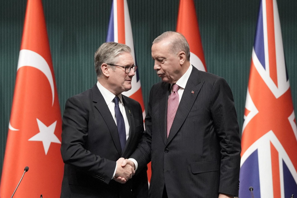 Na snímke britský premiér Keir Starmer a turecký prezident Recep Tayyip Erdogan. FOTO: REUTERS