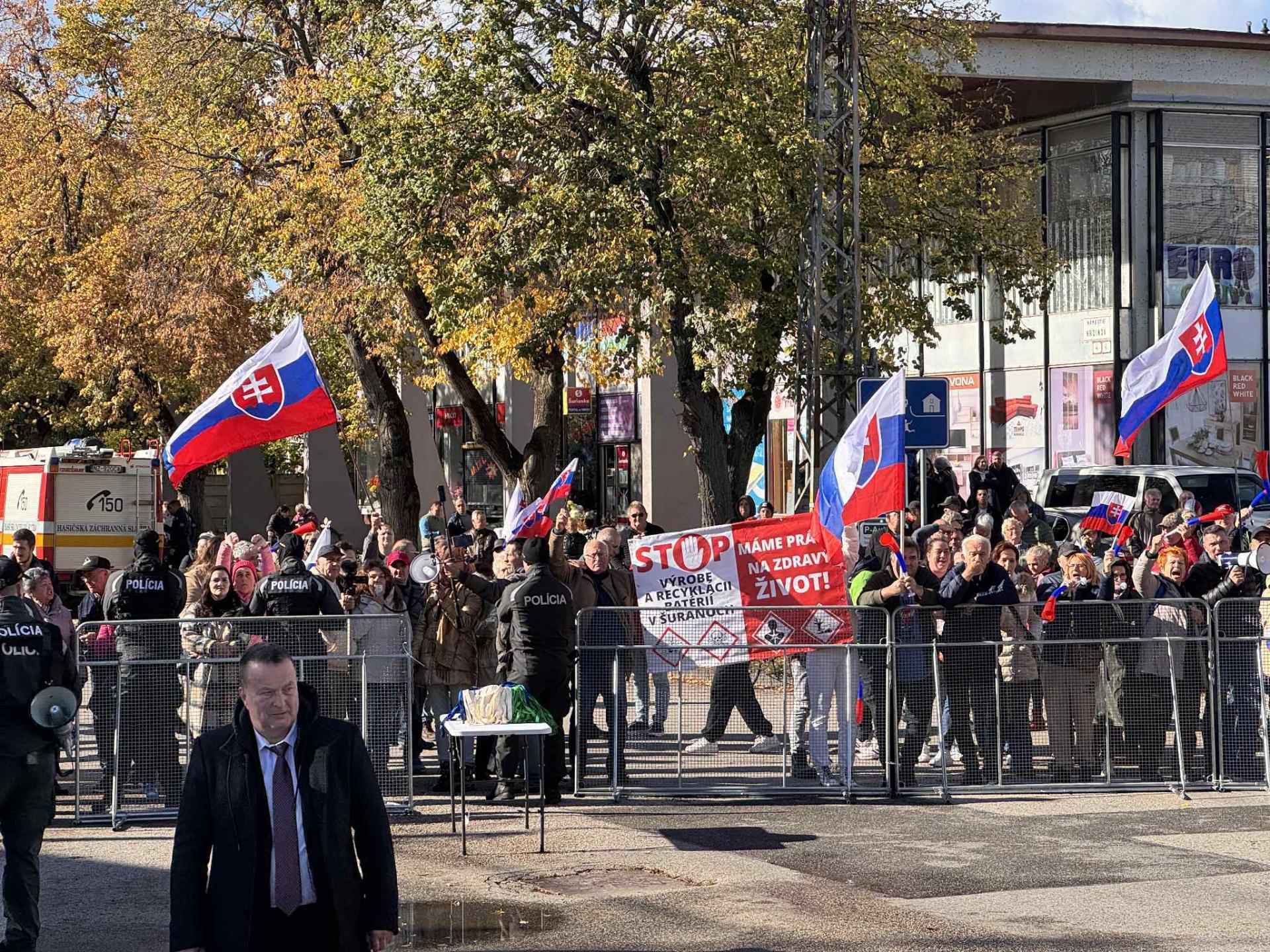Rokovanie vlády v Šuranoch: Ministrom komplikovali cestu aktivisti, Takáč hovorí o zlyhaní polície​