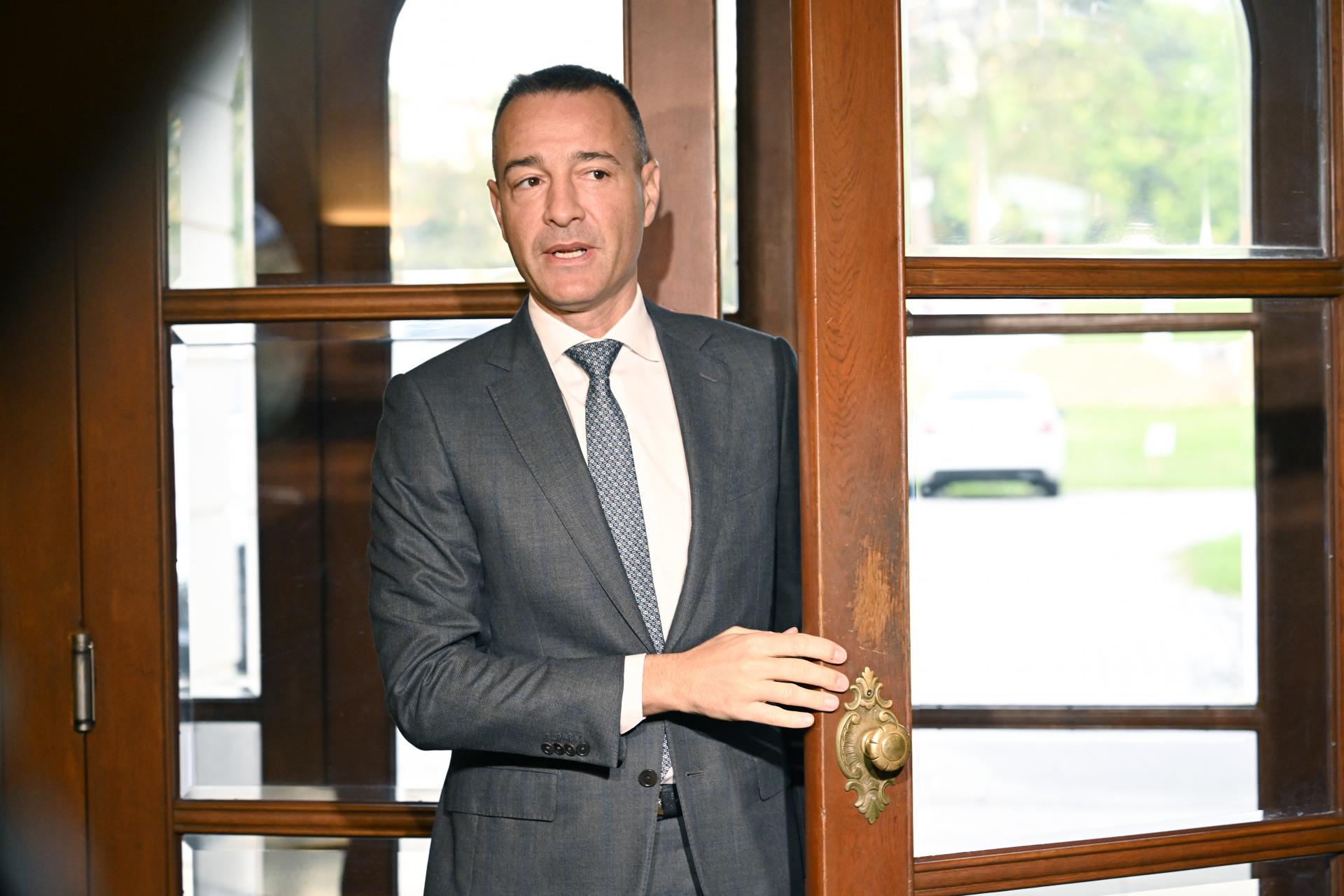 Drucker rieši nedostatok pedagógov tým, že posiela učiť študentov. Odkedy novinka platí a koľko si zarobia?