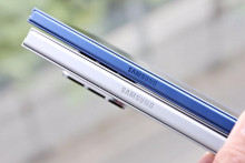 Skladacie smartfóny Samsung Galaxy Z Fold 7 (modrý) a Galaxy Z Fold 6 (strieborný).