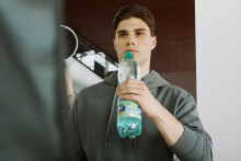 Juraj Slafkovský sa stal tvárou značky Budiš už v roku 2023 a jeho podpis je od tej doby doslova súčasťou minerálky. FOTO: Budiš