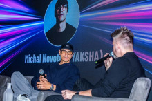 Michal ”Yaksha” Novotný v rozhovore s moderátorom Oliverom Jakubíkom na konferencii STRATÉGIE FÓRUM 2025.