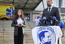 Na snímke vpravo minister zdravotníctva Kamil Šaško počas tlačovej konferencie v Univerzitnej nemocnici L. Pasteura v Košiciach.

FOTO: TASR/ R. Hanc
