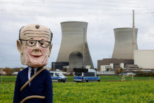 Kým vo svete sa hovorí o renesancii jadra, Nemecko sa od neho odklonilo. Na snímke v týchto dňoch aktivista z organizácie „Nuklearia“ je oblečený ako nemecký kancelár Friedrich Merz. Zároveň sa zúčastňuje protestu proti demolácii chladiacich veží opustenej jadrovej elektrárne v Gundremmingene.

FOTO: REUTERS