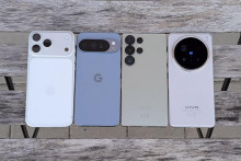 Nový iPhone 17 Pro Max prekvapil v porovnaní s predchodcami významnými zmenami. Tými sa Apple vymedzil aj voči svojim súperom. Postavili sme jeho nový špičkový smartfón proti modelom z Kórey, Číny i súperovi z jeho domovských Spojených štátov. Porovnanie ukazuje, kde má Apple navrch.