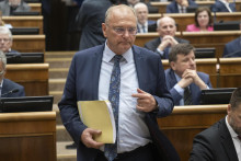 Zmeny v cestnej premávke predložil poslanec Smeru Ľubomír Vážny. FOTO: TASR/Martin Baumann