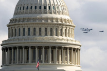 The Blue Angels, the U.S. Navy demonstration squadron, perform a flyover near the U.S. Capitol amid the government shutdown in Washington, D.C., U.S., October 28, 2025. REUTERS/Kevin Lamarque FOTO: Kevin Lamarque