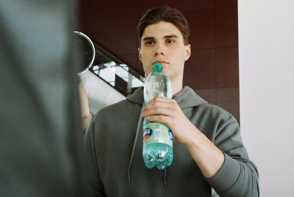 Juraj Slafkovský sa stal tvárou značky Budiš už v roku 2023 a jeho podpis je od tej doby doslova súčasťou minerálky. FOTO: Budiš