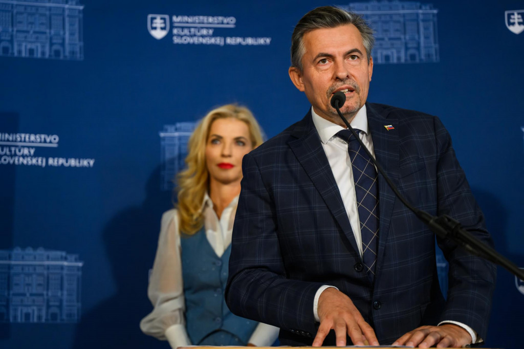 Na snímke podpredseda Rady STVR Lukáš Machala a ministerka kultúry Martina Šimkovičová (nominantka SNS). FOTO: TASR/Jaroslav Novák