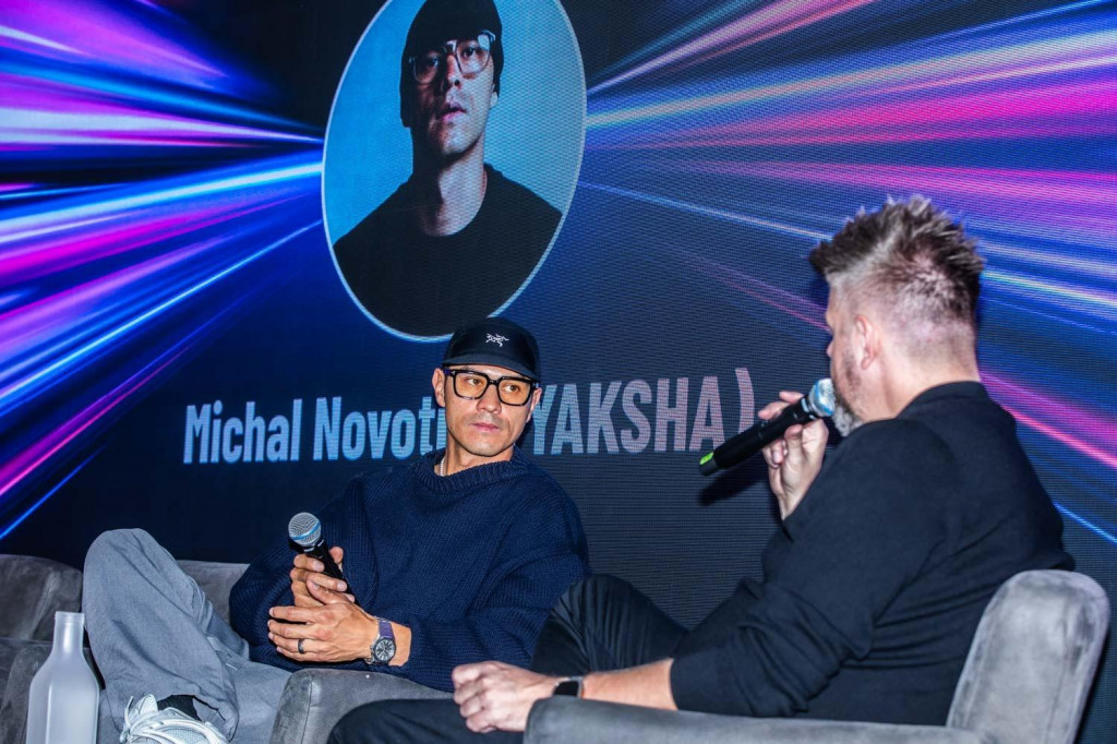 Michal ”Yaksha” Novotný v rozhovore s moderátorom Oliverom Jakubíkom na konferencii STRATÉGIE FÓRUM 2025.