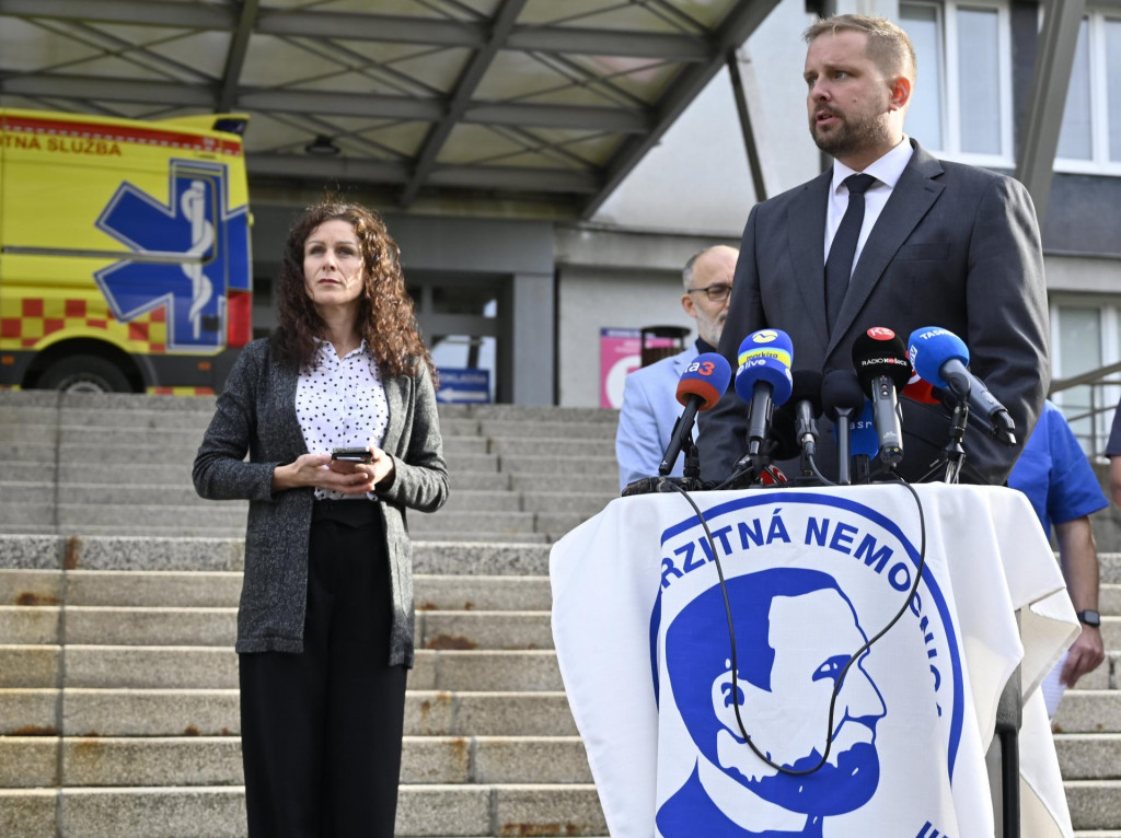 Na snímke vpravo minister zdravotníctva Kamil Šaško počas tlačovej konferencie v Univerzitnej nemocnici L. Pasteura v Košiciach.
FOTO: TASR/ R. Hanc