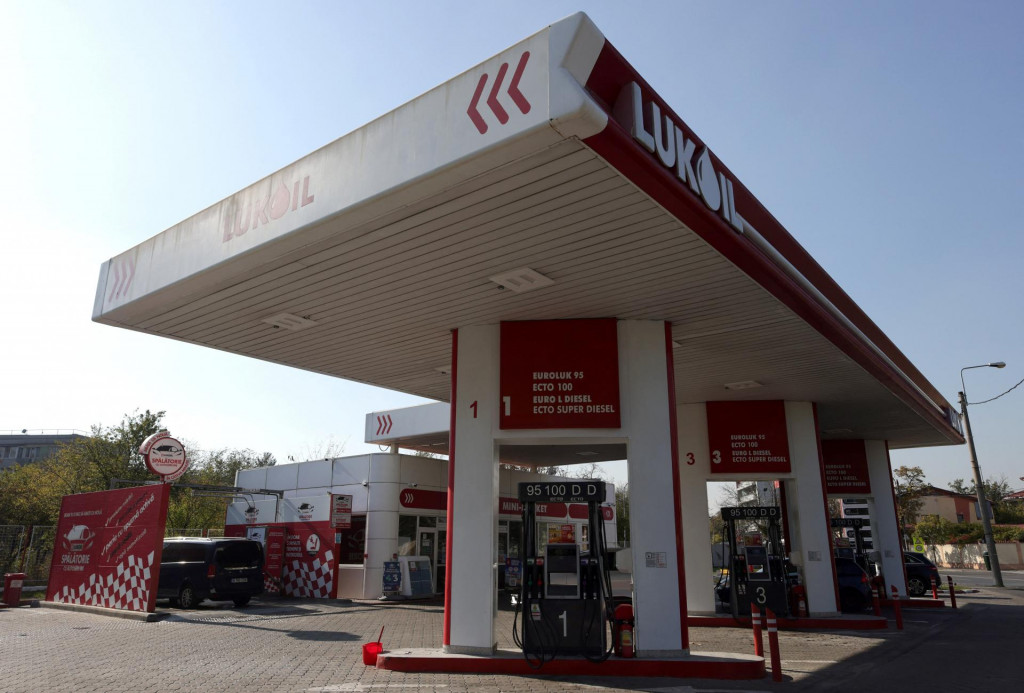 Čerpacia stanica Lukoil v Bukurešti, hlavnom meste Rumunska. FOTO: REUTERS/Octav Ganea