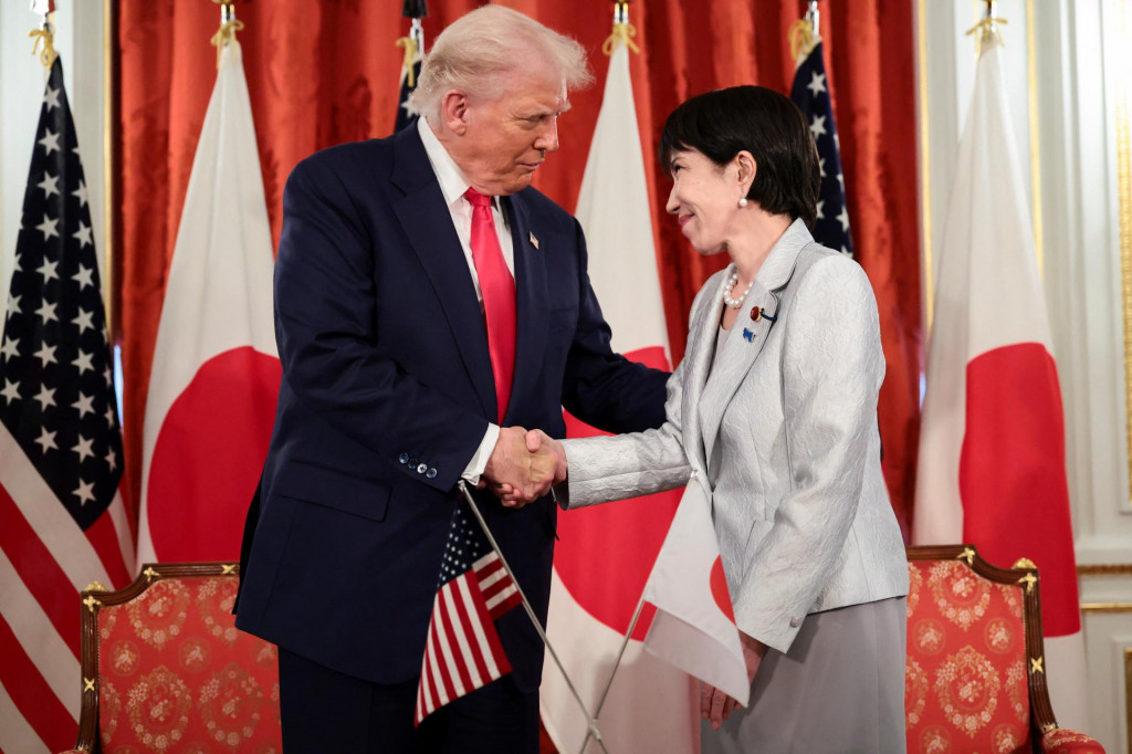 Americký prezident Donald Trump si podáva ruku s japonskou premiérkou Sanae Takaičiovou. FOTO: Reuters