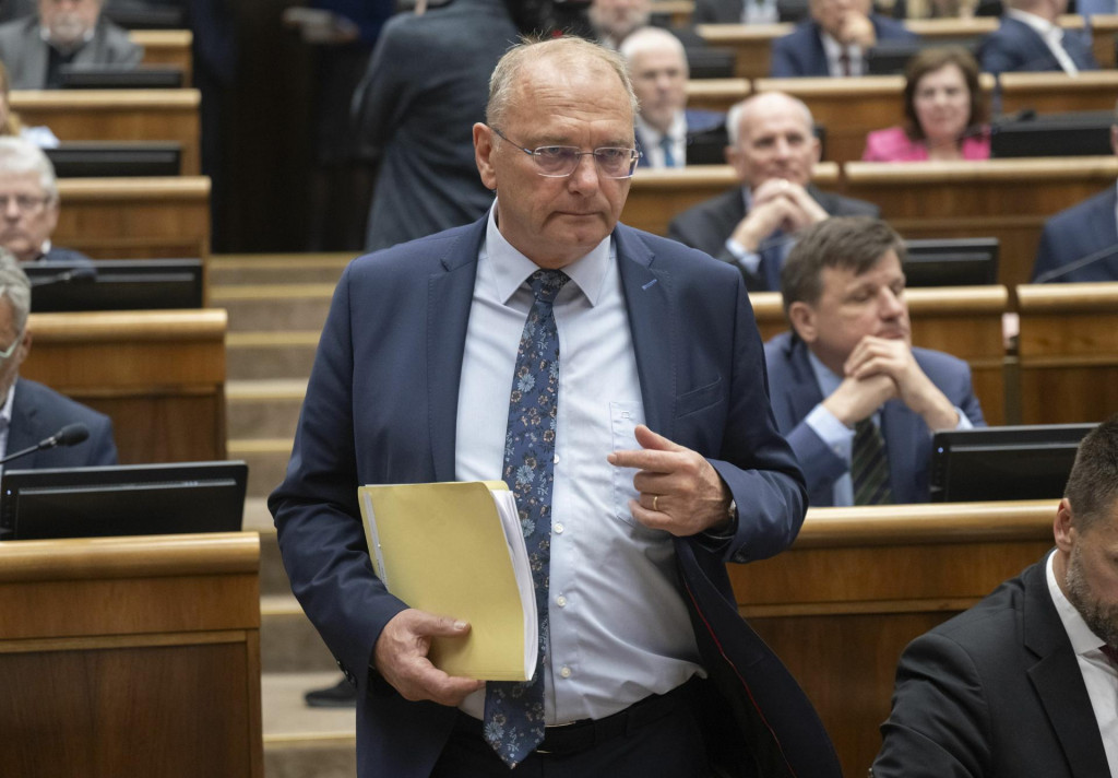 Zmeny v cestnej premávke predložil poslanec Smeru Ľubomír Vážny. FOTO: TASR/Martin Baumann