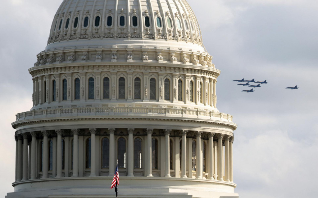 The Blue Angels, the U.S. Navy demonstration squadron, perform a flyover near the U.S. Capitol amid the government shutdown in Washington, D.C., U.S., October 28, 2025. REUTERS/Kevin Lamarque FOTO: Kevin Lamarque