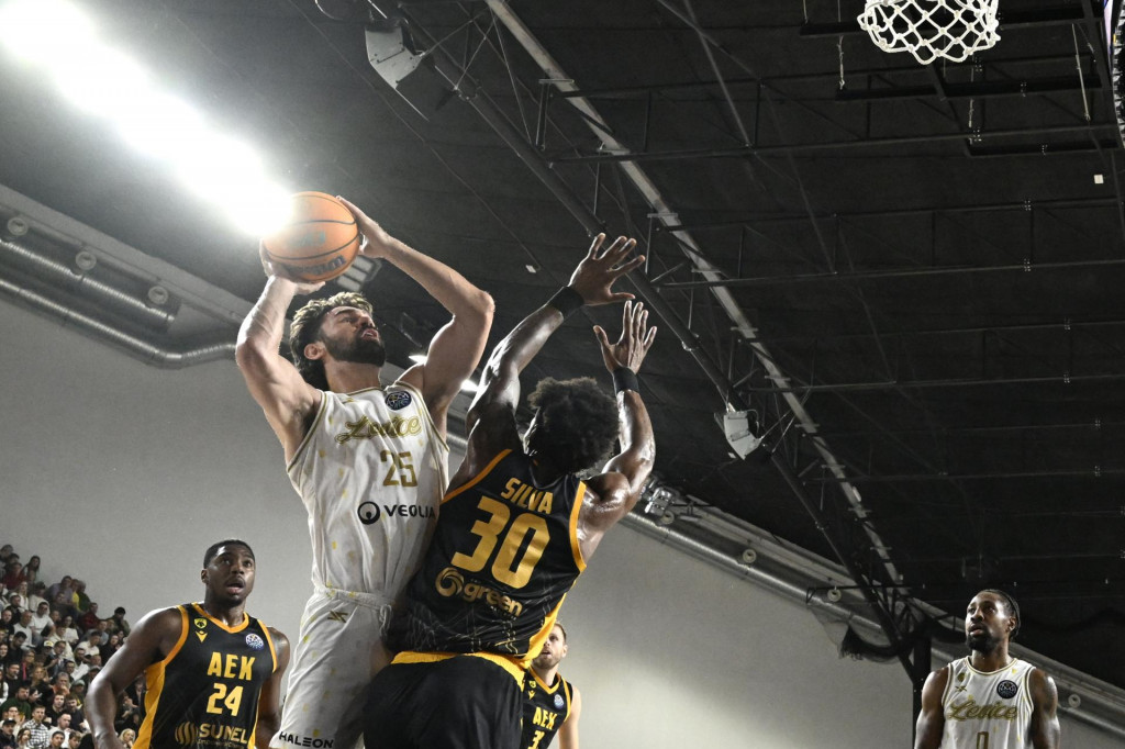 Will Carius (Levice) a s číslom 30 Chris Silva (Atény) v zápase F-skupiny 3. kola skupinovej fázy LM v basketbale mužov Patrioti Levice - AEK BC Atény. FOTO: TASR/Pavel Neubauer