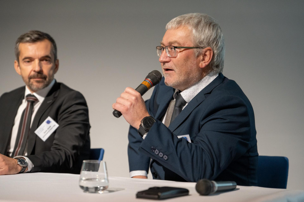 Slavko Rodák riaditeľ a Jozef Zoričák vedúci oddelenia informatiky v Národnom ústave tuberkulózy, pľúcnych chorôb a hrudníkovej chirurgie otvorili 29. ročník Kongresu NIS.