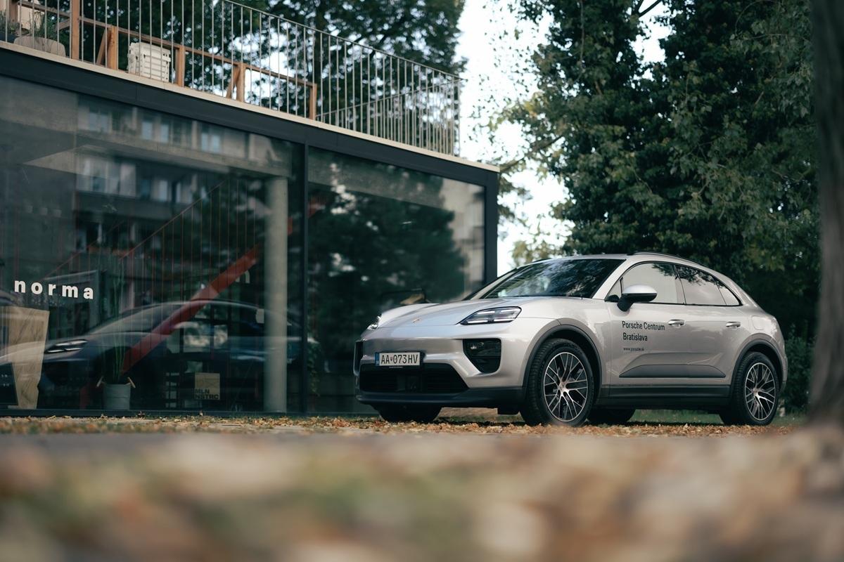 Architektonický skvost v srdci Pieštan: Porsche Espresso Bedeker objavuje kaviareň Norma a pulzujúci výkon elektrického Macanu