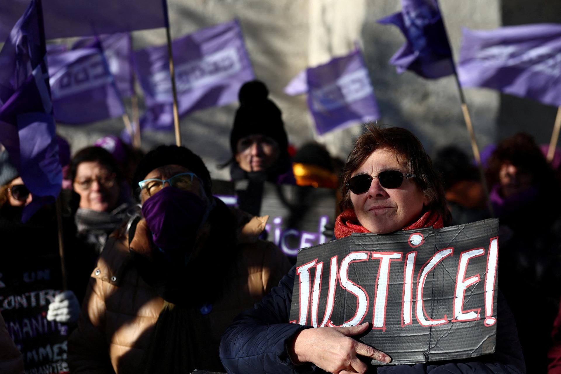 Francúzsko schválilo zákon definujúci znásilnenie ako sexuálny akt bez súhlasu