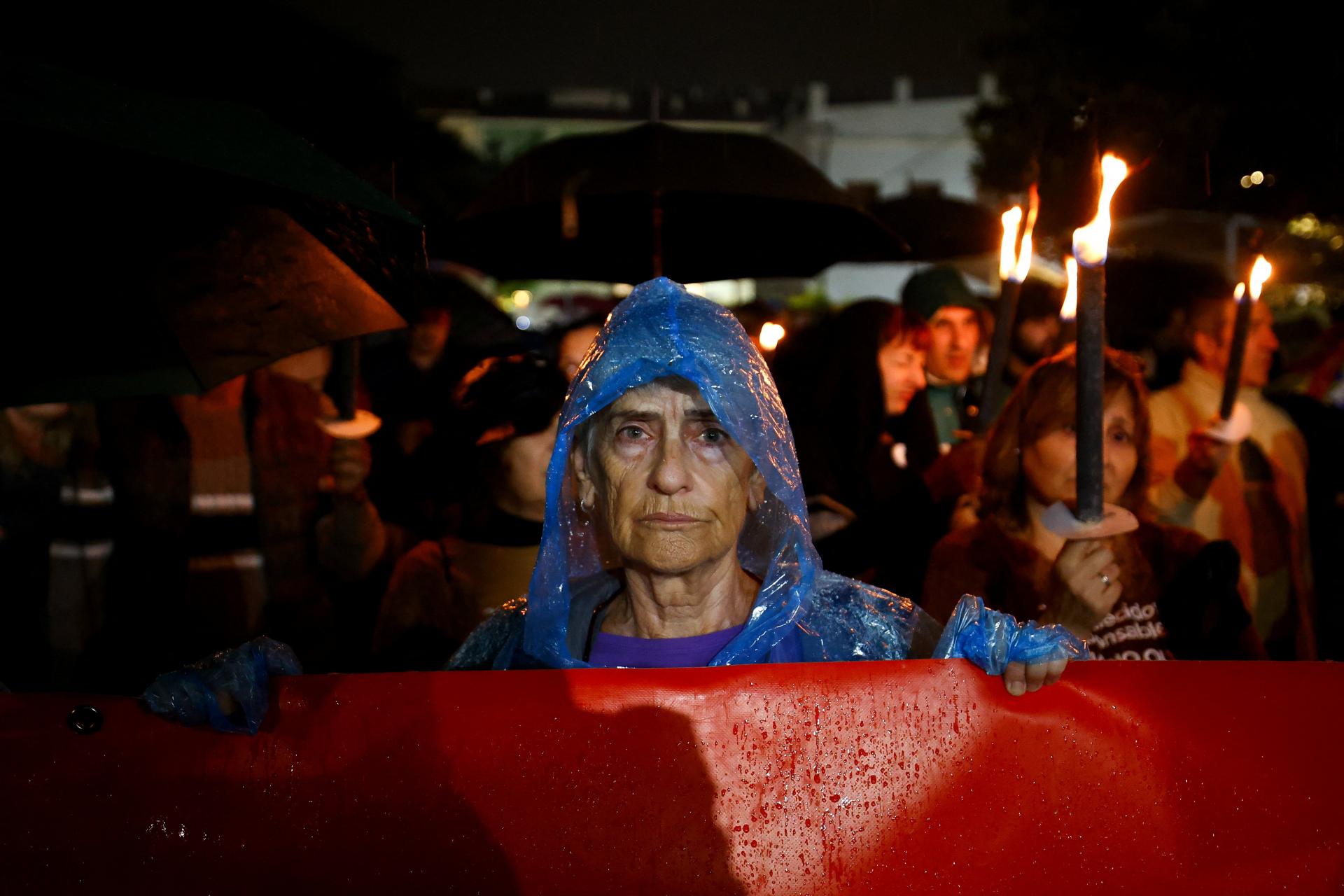 Symbolický pohreb obetí minuloročných záplav vo Valencii sprevádzali protesty