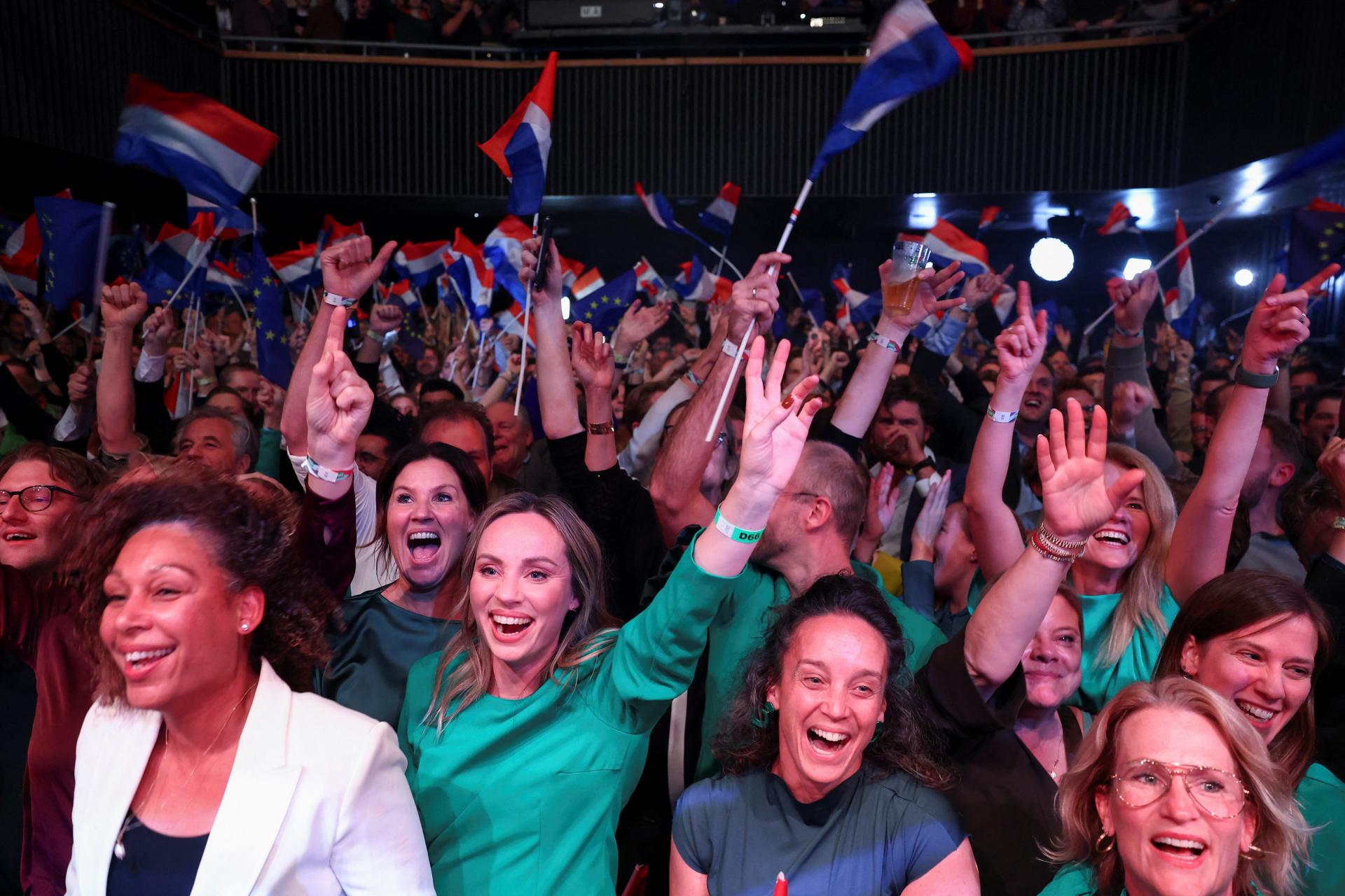 Holandské parlamentné voľby vyhrala podľa odhadov stredoliberálna strana D66, Wildersova strana je druhá