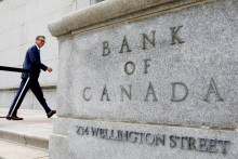 Guvernér Bank of Canada Tiff Macklem prechádza pred budovou Bank of Canada v Ottawe. FOTO: Reuters