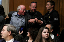 Ben Cohen, spoluzakladateľ zmrzlinárskej spoločnosti Ben & Jerry‘s, je zadržaný políciou v Kapitole USA. FOTO: Reuters