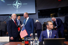 Na snímke americký minister obrany Pete Hegseth, belgický minister obrany Theo Francken a britský minister obrany John Healey na zasadnutí Severoatlantickej rady v sídle Aliancie v Bruseli v Belgicku. FOTO: REUTERS