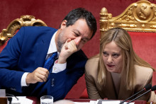 Talianska premiérka Giorgia Meloniová rokuje s podpredsedom vlády Matteom Salvinim. FOTO: Reuters