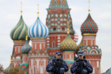 Chrám Vasilija Blaženého v Moskve a pred ním členovia ruskej národnej gardy. FOTO: REUTERS