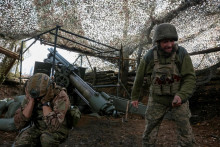 Delostrelci 152. samostatnej Jaegerskej brigády strieľajú zo samohybnej húfnice M114 na ruské jednotky neďaleko frontového mesta Pokrovsk v Doneckej oblasti. FOTO: Reuters