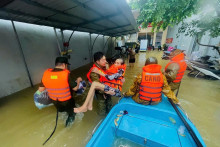 Na snímke polícia evakuuje miestnych obyvateľov počas záplav vo vietnamskom meste Hue v utorok 28. októbra 2025. FOTO TASR/AP