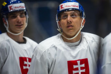 Martin Fehérváry (v popredí) a Juraj Slafkovský patria podľa odborníka medzi dvojicu našich legionárov, ktorých štart do novej sezóny NHL zastihol v najlepšej forme. FOTO: TASR/J. Kotian