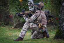 Vojak počas výcviku v priestoroch vojenskej základne v belgickom meste Marche-en-Famenne. FOTO TASR/Belga