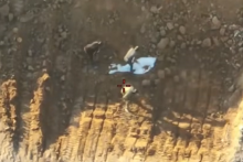 Záber z dronu ukazuje, ako Hamas zakopáva telo zosnulého rukojemníka, aby ho následne prezentoval pred Červeným krížom ako nájdené pod troskami v Gaze. FOTO: YouTube/Israel Defense Forces