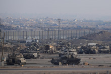 Tanky izraelskej armády parkujú v blízkosti hraníc s Pásmom Gazy na juhu Izraela. FOTO: TASR/AP
