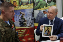 Ruský prezident Vladimir Putin na návšteve vo vojenskej nemocnici FOTO: REUTERS/Sputnik