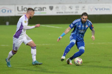 Zľava Šimon Šmehyl (Komárno) a Tigran Barseghjan (Bratislava) v zápase 3. kola dohrávky Niké ligy vo futbale medzi KFC Komárno - ŠK Slovan Bratislava v Zlatých Moravciach. FOTO: TASR/Henrich Mišovič