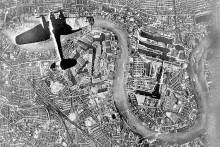 Nemecký bombardér Heinkel He 111 nad Londýnom počas bitky o Britániu v roku 1940.