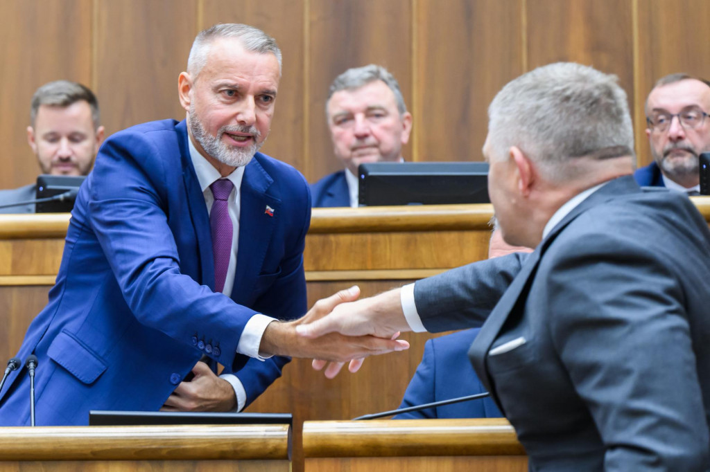 K zmene, ktorá má mať mandát zdola, sa zatiaľ vyjadrovali skôr predstavitelia koalície ako premiér Robert Fico či predseda NR SR Richard Raši. FOTO: TASR/J. Novák